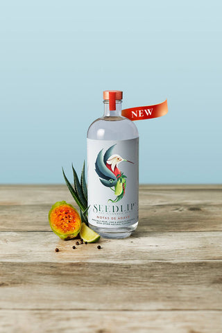 Seedlip Notas de Agave non alcoholic spirit is a vibrant, refreshing blend of Prickly Pear, Lime and Agave flavors with notes of Vanilla, Damiana flower and a touch of Peppercorn to warm the palate.
